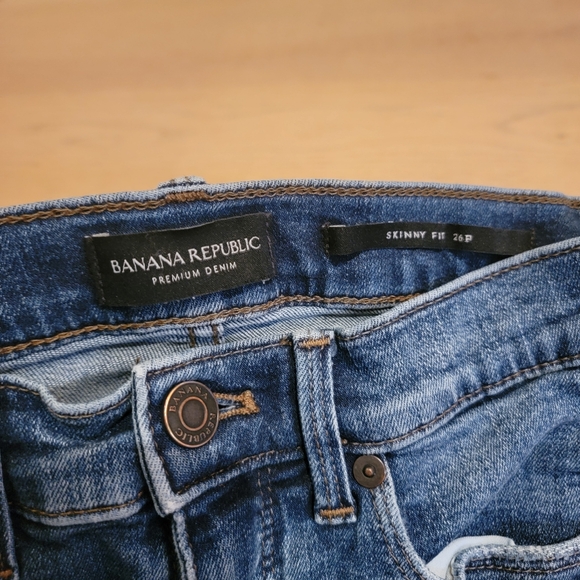 ❤️ BANANA REPUBLIC SKINNY RIPPED JEAN - Picture 3 of 4